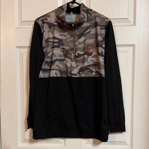 Aeropostale Women's Black and Gray Camo Pullover